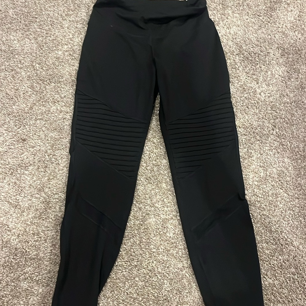 Black Old Navy Active Leggings
Size Medium
Ribbed Bottoms